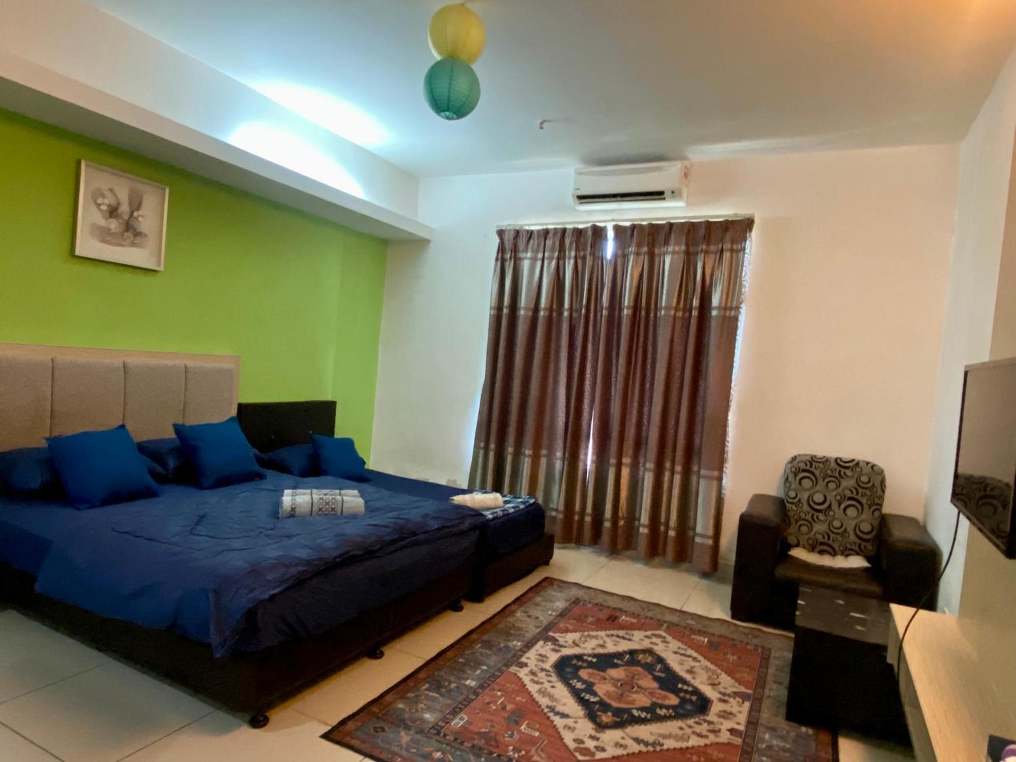 Private Viana Court Service 2 With Private Parking *