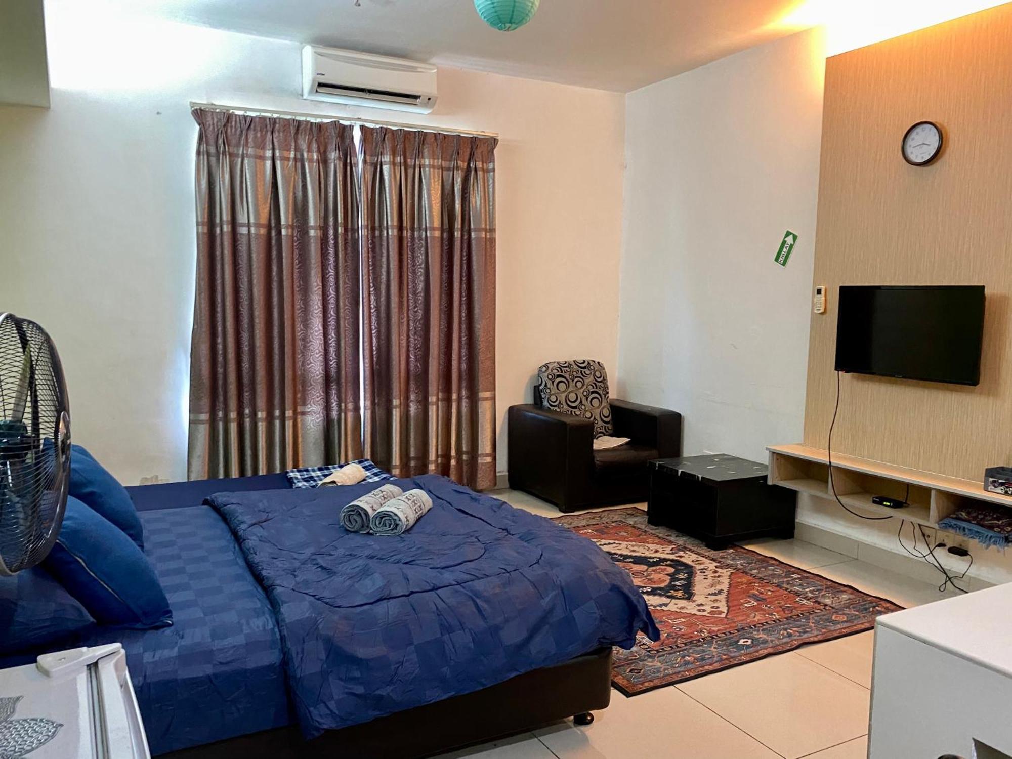 Private Viana Court Service 2 With Private Parking *